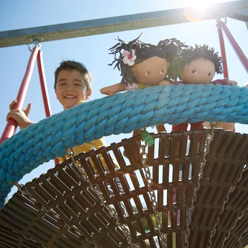 Vista 6 de HABA Cari - Muñeca de bebé negra de 12 pulgadas con coletas negras, cara bordada, vestido verde extraíble, lavable a máquina, muñeca de bebé suave