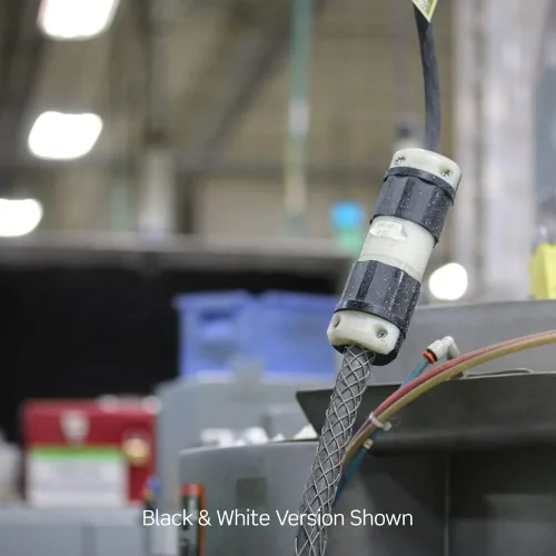 Vista 2 de Leviton 5266-C negro-blanco, 15 amperios, 125 voltios, grado industrial, enchufe, hoja recta, conexión a tierra, 1 paquete