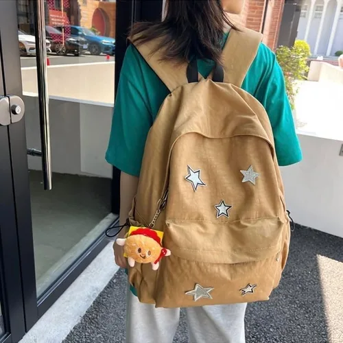 Vista 3 de Mochila Kawaii con bonitos accesorios, nailon impermeable, múltiples compartimentos y bolsillos externos (marrón)