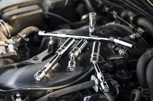 Vista 11 de GEARWRENCH Juego de 5 piezas de llave de bujía magnética giratoria de 3/8" de 6 puntos, 80601, Negro