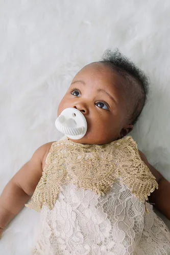 Vista 9 de Itzy Ritzy Chupetes de Silicona para Recién Nacidos - Los Chupetes Calmantes Itzy Soother Cuentan con Mango Plegable y Dos Orificios de Aire