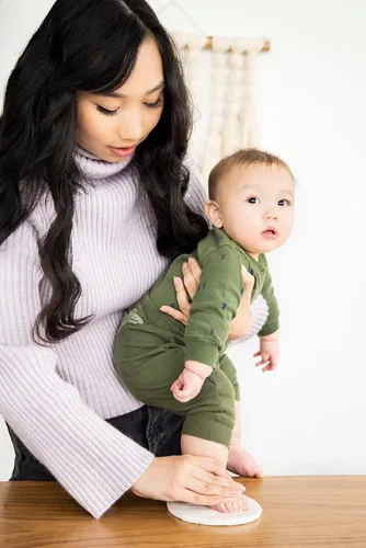 Vista 4 de Pearhead My Little Babyprints - Lata de recuerdo de huellas de manos o huellas, color rosa