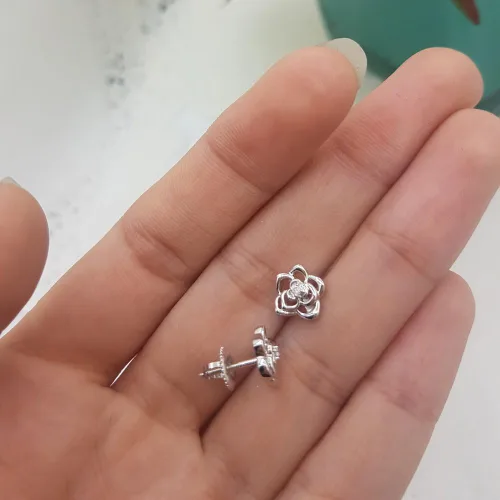 Vista 4 de Dazzlingrock Collection Pendientes de tuerca con forma de flor de oro de 14 quilates de 0,02 quilates (quilates)