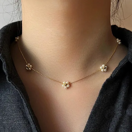 Vista 4 de Tewiky Collares de perlas para mujer, collar de oro delicado chapado en oro de 14 quilates, collar de perlas simples para mujer, collar de oro lindo