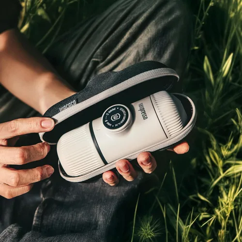 Vista 7 de WACACO Nanopresso - Cafetera portátil para café expreso con funda protectora, versión mejorada de Minipresso, mini cafetera de viaje, perfecta