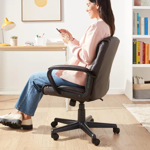 Vista 2 de Amazon Basics Silla de trabajo de oficina con altura ajustable, giratorio de 360°, reposabrazos acolchados, respaldo medio, enrollado, capacidad