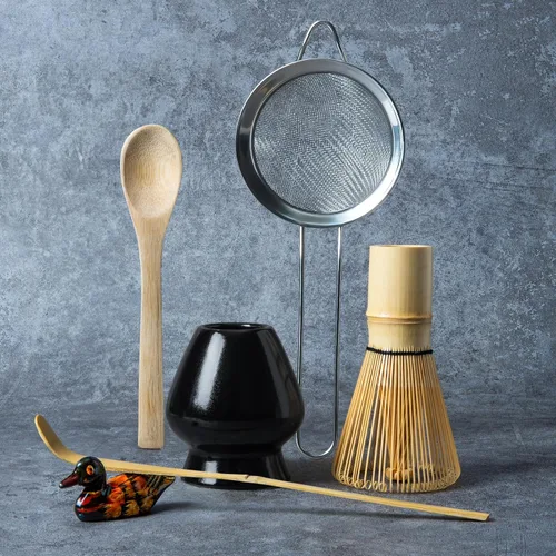 Juego de batidor de matcha, kit para hacer matcha con batidor (soporte Chasen), soporte de batidor de cerámica (negro), pala de bambú, tamizador de