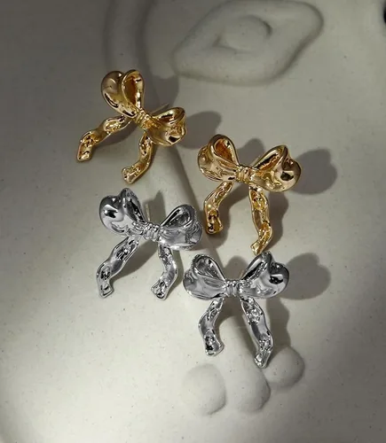 Vista 4 de Aretes de aro pequeños y ligeros con lazo de oro de 14 quilates para mujeres y niñas