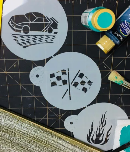 Vista 4 de Juego de plantillas de galletas de coche de carreras de Designer Stencils