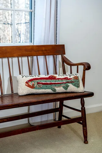 Vista 2 de Chandler 4 Corners Almohada decorativa de lana con gancho a mano con diseño artístico You're A Keeper (8 x 24 pulgadas), almohada para sofás