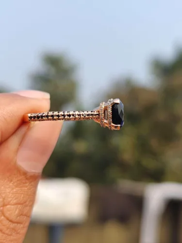 Vista 6 de SilverDia - Anillo de compromiso de 2 quilates con diamantes de ónix negro con doble halo oculto, anillo de compromiso delicado de media eternidad