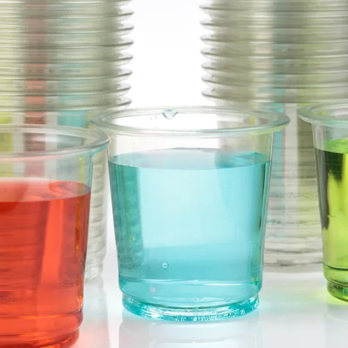 Vista 4 de Golden Apple, Vasos de plástico transparente de 2 onzas. Mini vasos desechables, vasos de chupito de plástico, vasos de fiesta de gelatina – 50