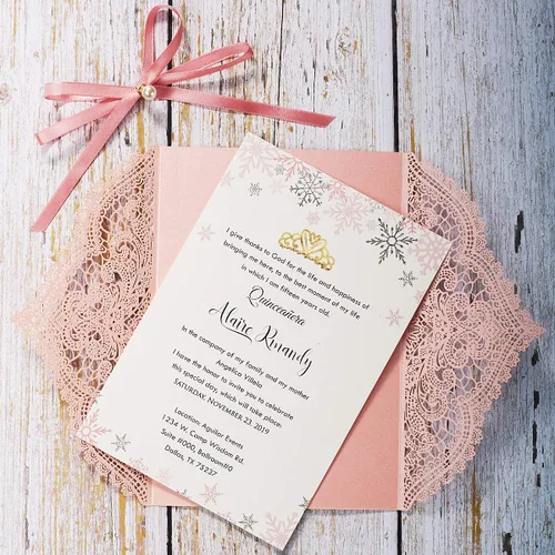 Vista 4 de 5.12 x 7.28 pulgadas, 50 unidades de invitaciones de boda de encaje hueco en blanco rosa con sobres y perlas Bowknot tarjetas de invitación