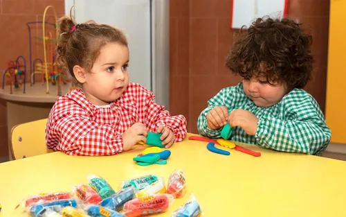 Vista 3 de Jovi - Plastilina Baby, arcilla de modelado súper suave que no se seca, paquete escolar para bebés, 60 barras en 4 colores básicos