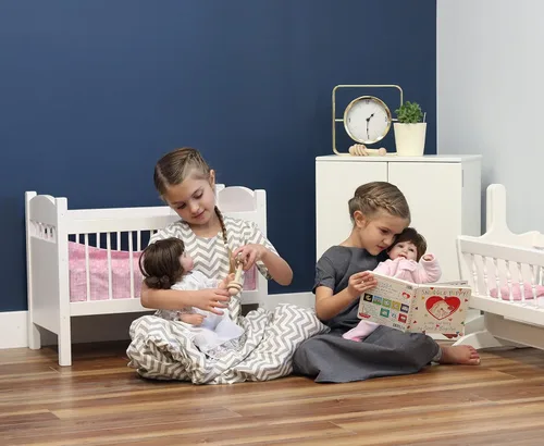 Vista 3 de AmishToyBox.com Juguete de cuna de lujo para muñecas, diseñado para muñecas de 16 a 20 pulgadas, colección de Katie, ropa de cama incluida