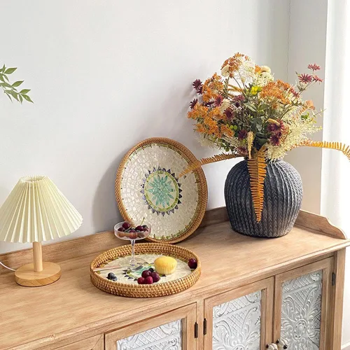 Vista 5 de Bandeja redonda de ratán con incrustaciones de madreperla, bandeja decorativa tejida a mano con base de madera,Cestas decorativas de mimbre bandeja