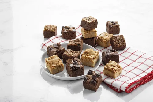 Vista 3 de Mrs. Fields - Cubeta Signature Heritage, surtido con 48 galletas Nibblers tamaño bocado en nuestros 5 sabores exclusivos y 4 barras de brownie