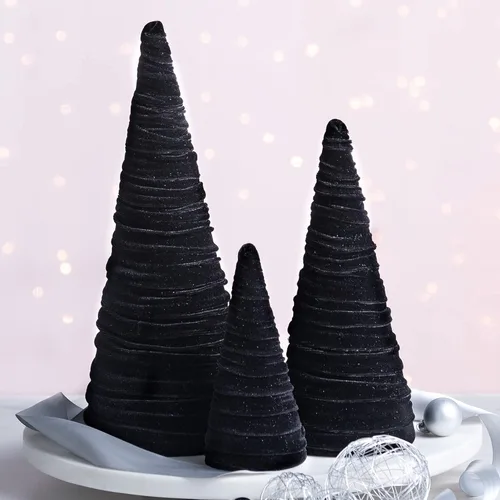 Vista 3 de Your Heart's Content Juego de 3 árboles de terciopelo negro, decoración de mantel hecho a mano, mesa de árbol de Navidad, centro de mesa