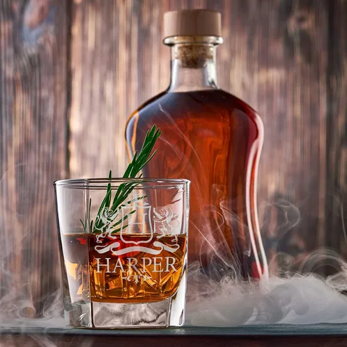 Vista 3 de Customization Mill Juego de 2, vasos de whisky con monograma con nombre e inicial, regalos para hombres, 9 diseños personalizados, bourbon