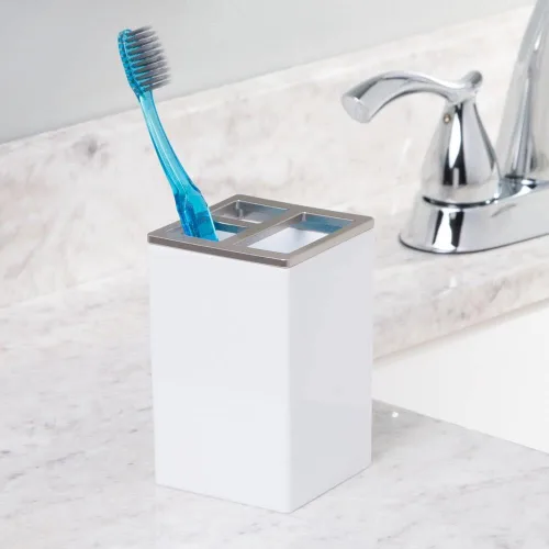 Vista 3 de mDesign - Juego de accesorios para encimeras de baño de plástico, incluye bomba dispensadora de jabón, soporte para cepillos de dientes dividido