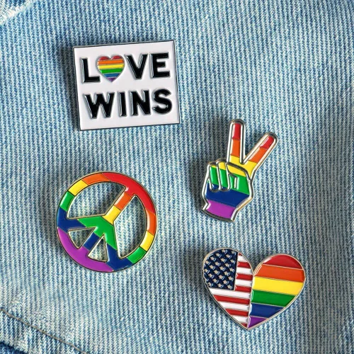 Vista 7 de PinMart Gay Pride LGBT - Pin de solapa esmaltado