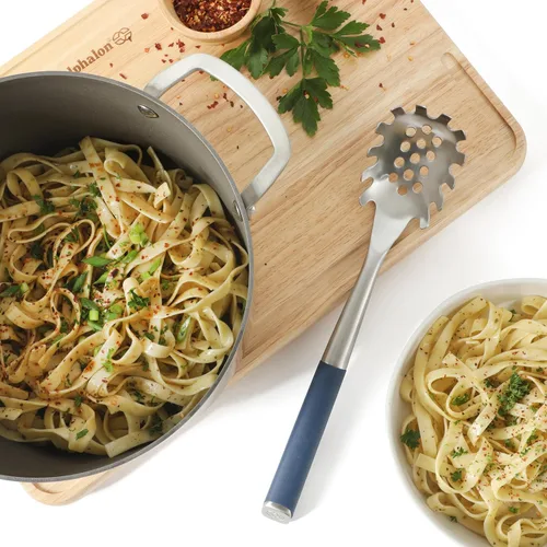 Vista 3 de Calphalon Edge Servidor de pasta de espagueti de acero inoxidable con mango de goma termoplástica - azul marino