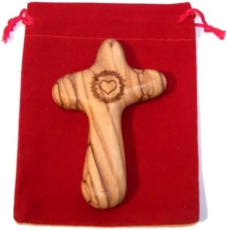 Holy Land Market Cruz reconfortante de madera de olivo grabada con corona de espinas y corazón, caja de regalo, bolsa de terciopelo y tarjeta de