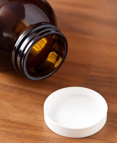 Vista 4 de JUVITUS Botella empacadora de boca ancha de vidrio ámbar de 5 onzas con tapa acanalada blanca (paquete de 6)