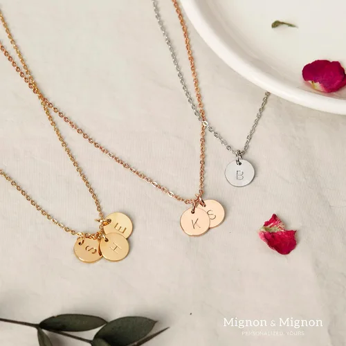 Vista 2 de MignonandMignon Collar personalizado con inicial de moneda pequeña, joyería delicada personalizada para mujer, regalo hecho a mano para ella