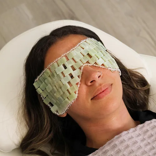 Vista 4 de Alana Mitchell Máscara de ojos de jade – Máscara de ojos ponderada para eliminar arrugas, hinchazón e irritación – Máscara de alivio de dolor