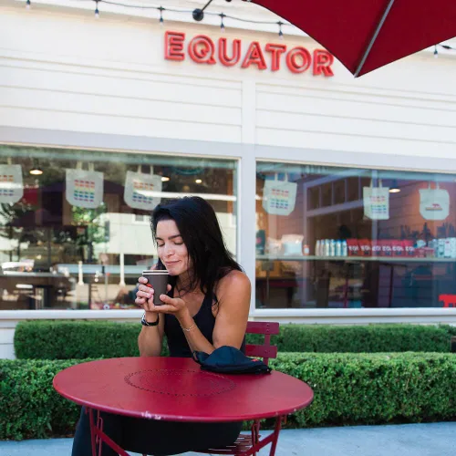 Vista 4 de Equator Coffees, mezcla de Java Mocha, café molido orgánico, tostado oscuro medio, tostado fresco, notas de sabor a chocolate oscuro y bayas