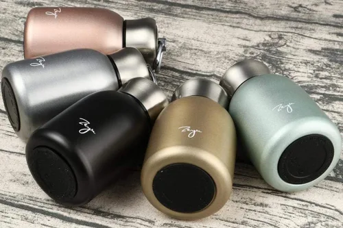 Vista 4 de Gets Mini botella de agua de acero inoxidable de 9 onzas, botella de agua aislada al vacío, a prueba de fugas, vaso deportivo, botella de agua Negro