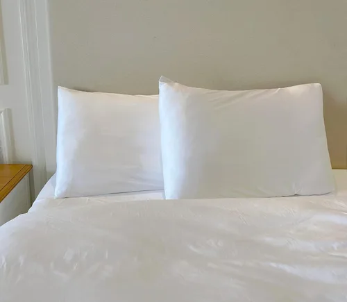 Vista 2 de Fundas de almohada blancas de viaje para niños pequeños, 12 x 16 pulgadas, fundas de almohada de viaje de 800 hilos, algodón egipcio, juego de 2