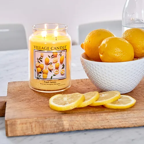 Vista 2 de Village Candle Fresh Lemon - Tarro grande de boticario, vela perfumada, amarillo, 21.25 onzas