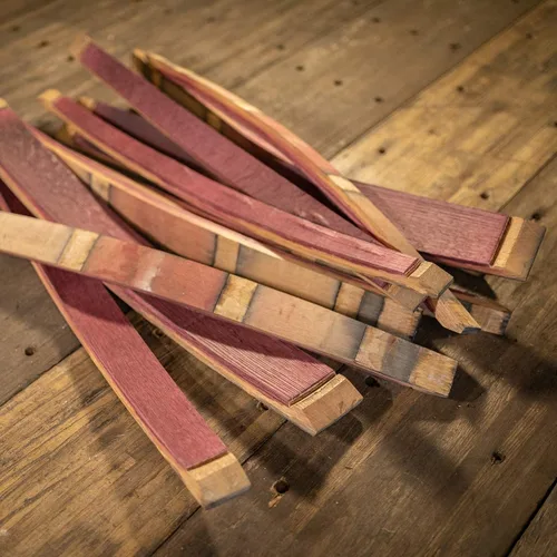 Vista 3 de Juego de 10 auténticos palos de barril de roble bourbon/whisky para proyectos de bricolaje, manualidades y decoración de paredes - Midwest Barrel