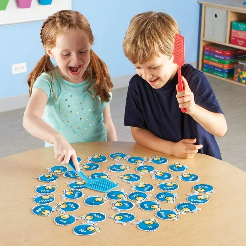 Vista 6 de Learning Resources Juego de actividades de tiempo + juego de Swat de palabras a la vista
