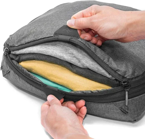 Vista 3 de Peak Design Cubo de embalaje, carbón, cubo de equipaje resistente a la intemperie con organización de doble compartimento, expansión y compresión