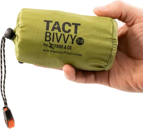 Vista 2 de Survival Frog Tact Bivvy 2.0 - Saco de dormir de emergencia con bolsa de transporte, mosquetón, silbato de supervivencia, ParaTinder, compacto