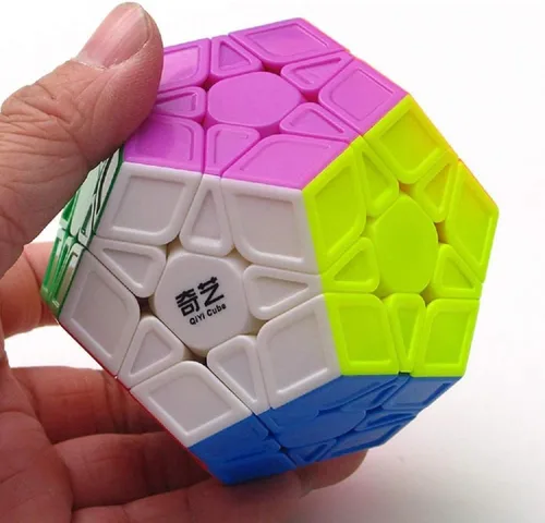 Vista 2 de Willking Qiyi Megaminx Cubo esculpido sin calcomanías 3x3 Pentagonal Dodecaedro Speed Cube Puzzle Toy (versión Qiheng S)