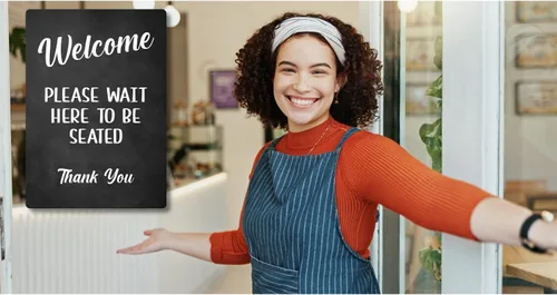 Vista 2 de Letrero con texto en inglés "Please Wait Here To Be Seat", disponible como letrero independiente o adhesivo, ideal para cafeterías, restaurantes