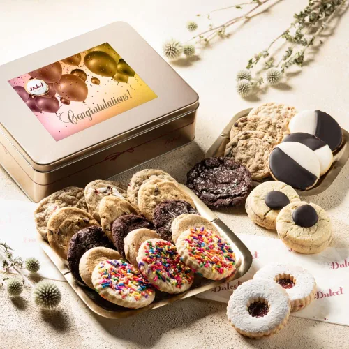Vista 12 de Dulcet Gift Baskets Delicioso surtido de cajas de regalo de galletas de cumpleaños con galletas tradicionales en blanco y negro, globos y velas