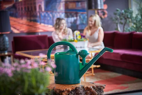 Vista 3 de Consolidated Plastics Regadera suiza duradera con protección UV, mango ergonómico para jardinería interior/exterior, fabricada en Suiza