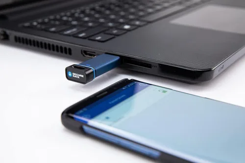 Vista 4 de SecureData SecureUSB BT 8GB Hardware Encriptado USB 3.0 Flash Drive FIPS 140-2 Nivel 3 Desbloqueo a través de la aplicación de teléfono compatible