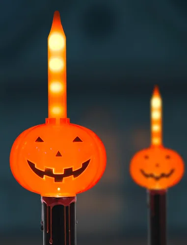 Vista 4 de Candelabro de Halloween, decoración gótica enchufable con 3 luces LED parpadeantes, candelabro de calavera iluminado para tema de mansión encantada