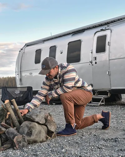 Vista 3 de Dearfoams Alpine Brixen - Botas cómodas de espuma viscoelástica para interiores y exteriores para hombre