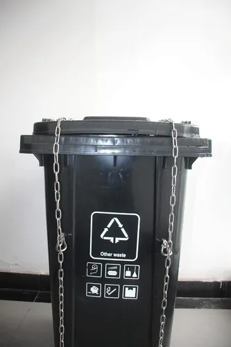 Vista 6 de Correa de seguridad para cubo de basura, requiere perforación, mantiene la tapa cerrada