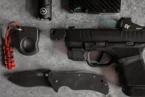 Vista 6 de Crimson Trace Laserguard Hellcat con activación instintiva para pistolas Springfield Armory Hellcat, tiro defensivo y competencia