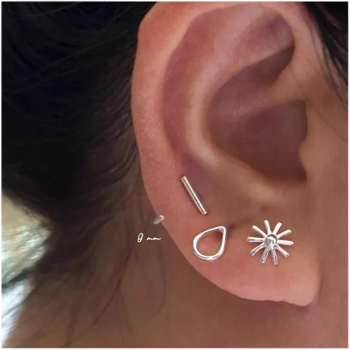 Vista 2 de Aretes de medio aro, aretes de aro pequeños de plata de ley 925 de bola, barra, estrella, luna, corazón, cruz, punto, triángulo, aretes