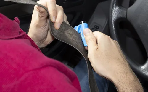 Vista 10 de Resqme, Llavero de Auto Original con Herramienta de Escape, Fabricado en EE. UU. (Azul), 2 unidades, Amarillo