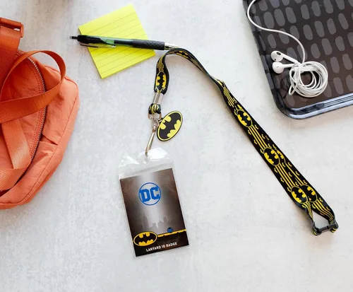 Vista 2 de Silver Buffalo DC Comics Batman Wrap-Around Logo Lanyard con soporte para insignia y dije
